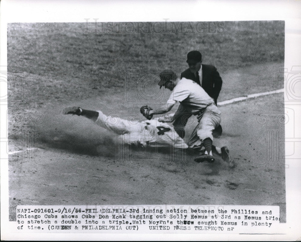 1956 Press Photo Cubs' Don Hoak tags out Phillies' Solly Hemus - nes05403 - Historic Images