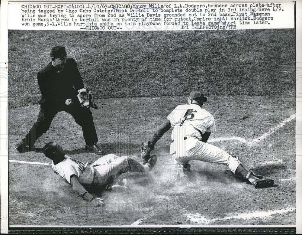 1963 Press Photo Dodgers&#39; Maury Wills bounces across plate vs Cubs&#39; Dick Bertell- Historic Images