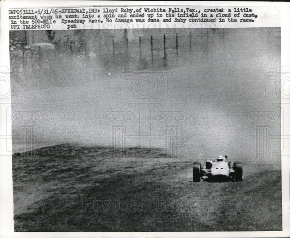 1965 Press Photo Lloyd Ruby spins into infield during Indy 500 Speedway Race - Historic Images
