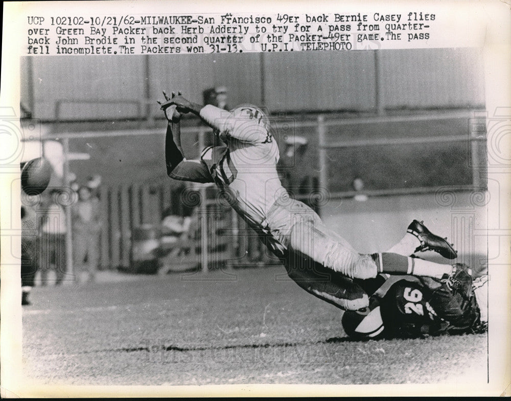 1962 Press Photo 49ers&#39; Bernie Casey flies over Packers&#39; Herb Adderly for pass - Historic Images