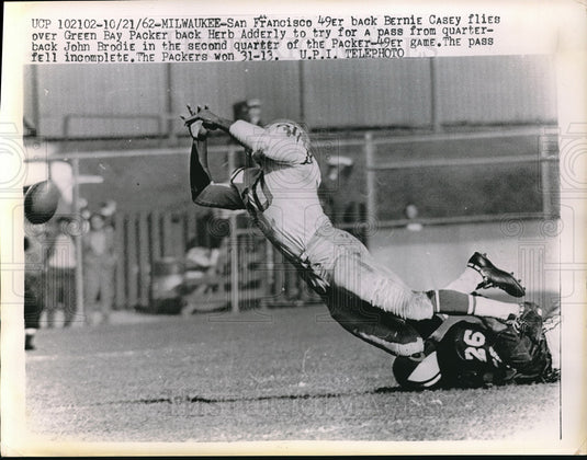 1962 Press Photo 49ers' Bernie Casey flies over Packers' Herb Adderly for pass - Historic Images