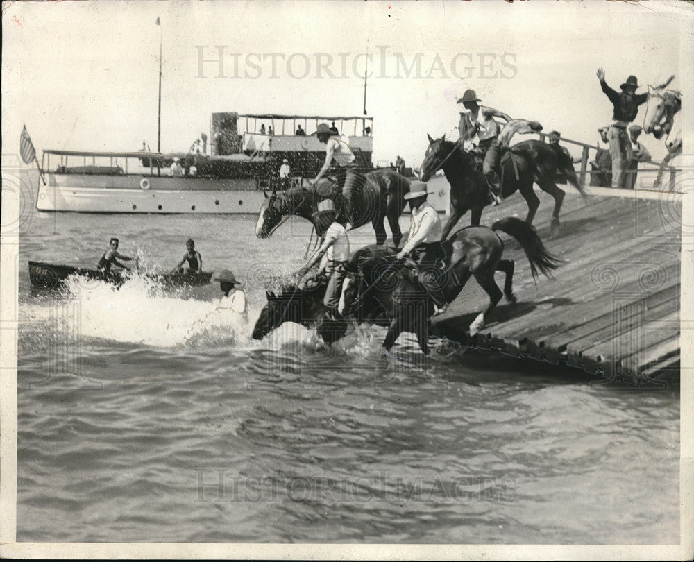 1928 Press Photo cowboys stage a mounted swimming contest in Lake Michigan - Historic Images