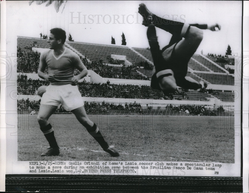 1956 Press Photo Roman goalie Orlandi vs Brazilian team at soccer in Rome - Historic Images