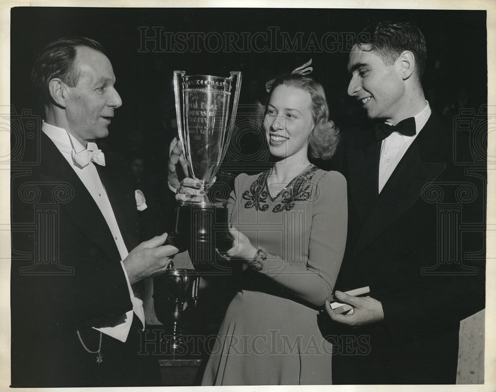1946 Press Photo Marcela May, James Lochead win skate at NY trophy &amp; Robertson - Historic Images