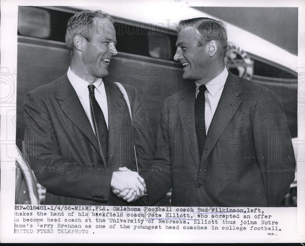 1956 Press Photo Oklahoma football coach Bud Wilkinson &amp; Pete Elliott in Miami- Historic Images