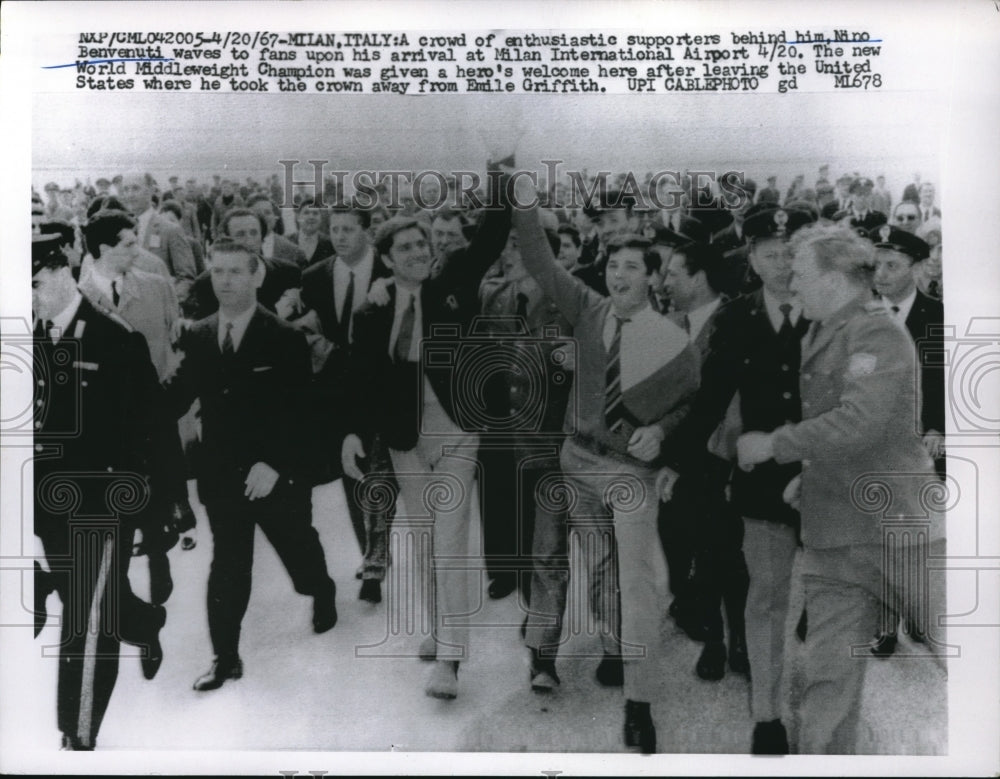 1967 Press Photo Italian Boxer Nino Benvenuti at Milan International Airport - Historic Images