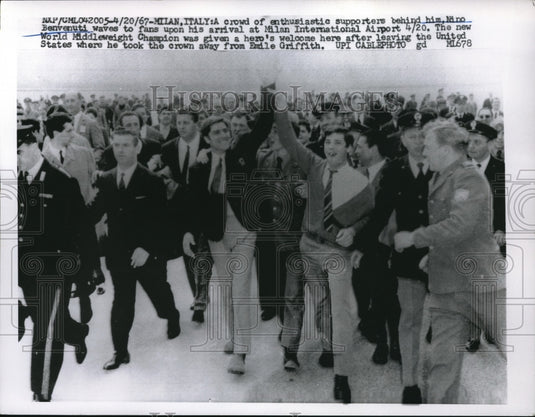 1967 Press Photo Italian Boxer Nino Benvenuti at Milan International Airport - Historic Images