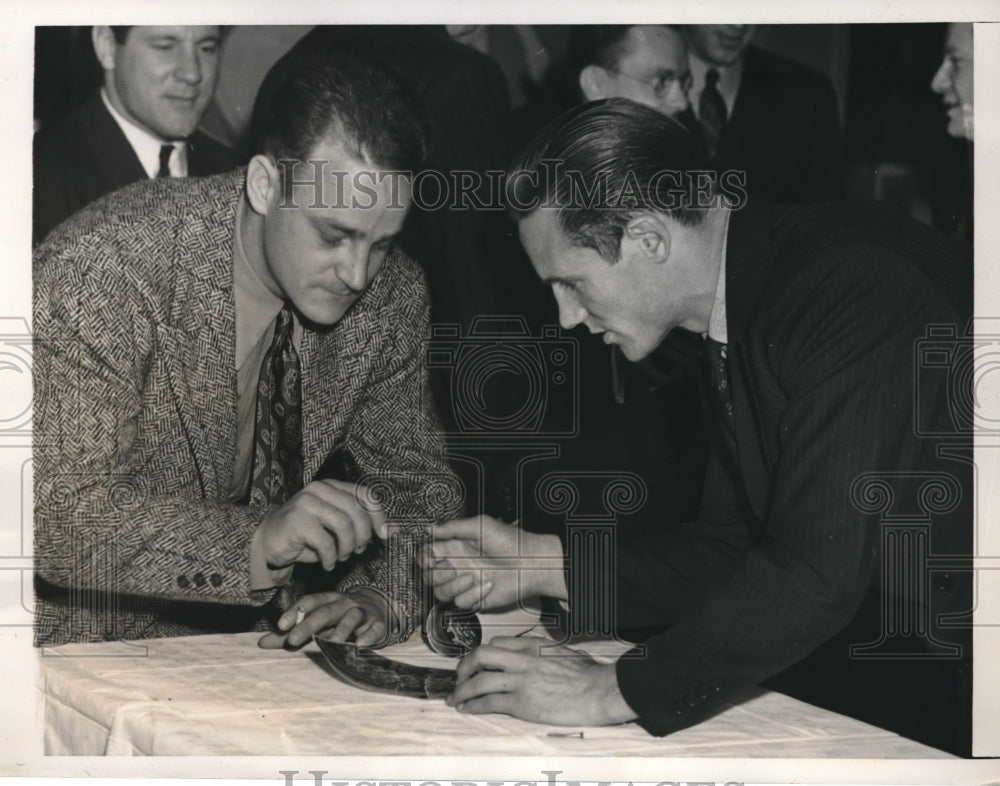 1939 Press Photo Elvin Richards and Ward Cuff Sign Autographs, New York Giants - Historic Images