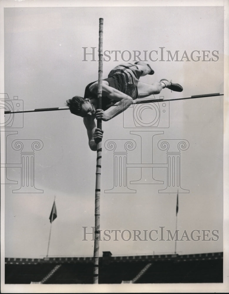 1940 Press Photo F. Macisaac, Pole Vault, Heptagonal Games, Philadelphia - Historic Images