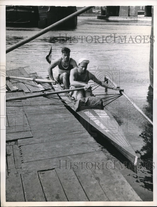 1956 Press Photo Paolo Bernu, Renzo Lazaretti Row From Switzerland to England - Historic Images
