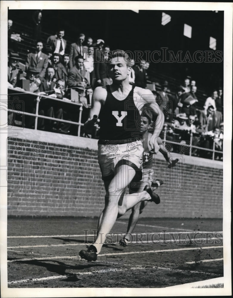 1941 Press Photo Robert Owens, College Quarter Mile Relay, Philadelphia - Historic Images