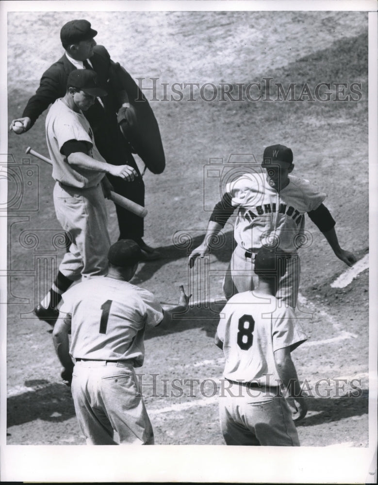 1955 Press Photo Mickey Vernon Home Run Washington Senators Vs Chicago White Sox - Historic Images
