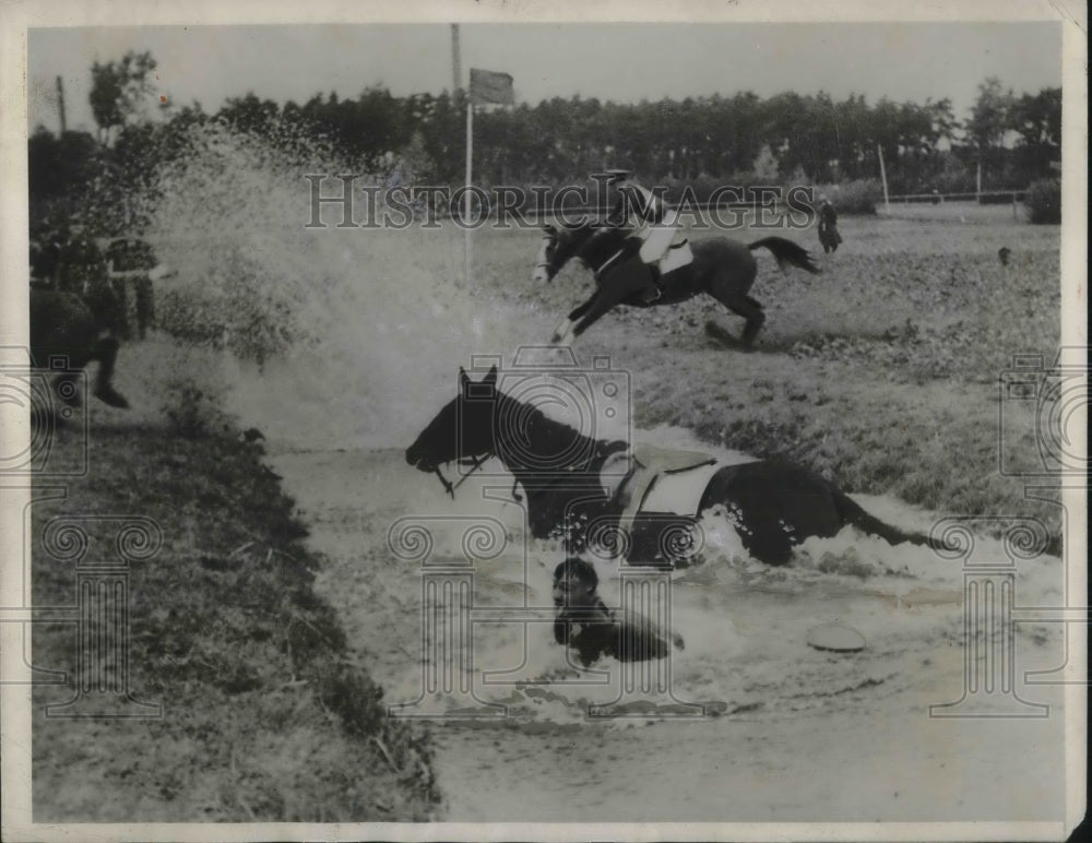 1932 Press Photo Jockey in Water at Czechoslovakian Steeplechase, Pardubitz - Historic Images