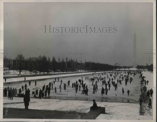 1940 Press Photo Ice Skaters on Reflecting Pool, Washington D.C. - nes07425 - Historic Images