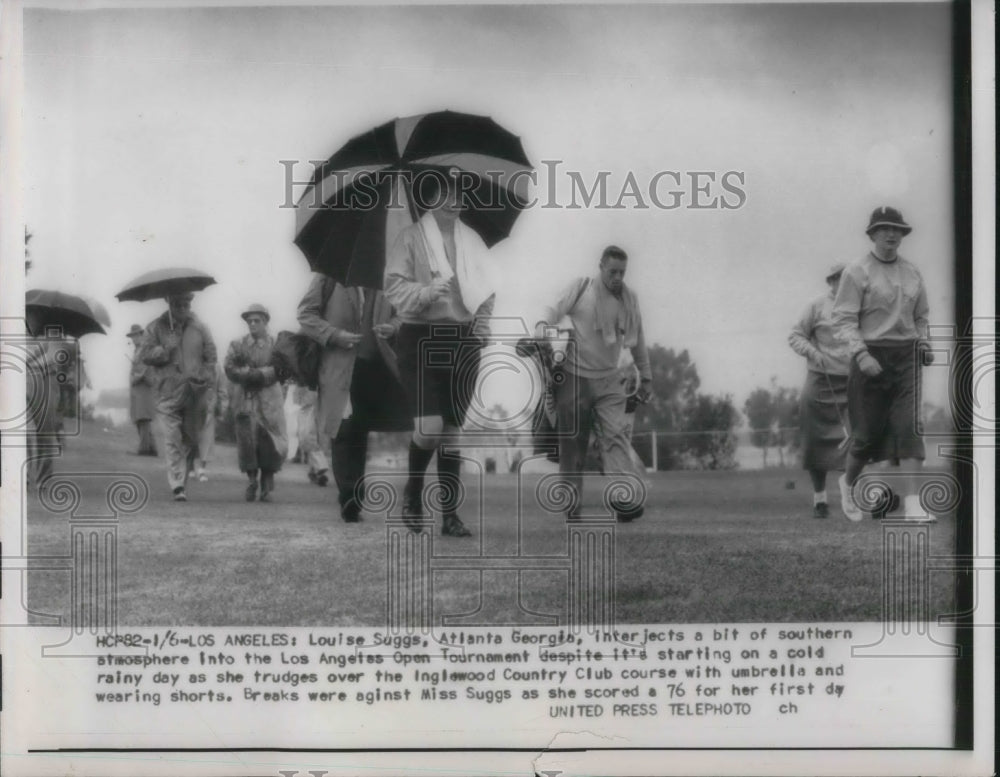 1955 Press Photo Louise Suggs With Umbrella, Los Angeles Open Golf Tournament - Historic Images