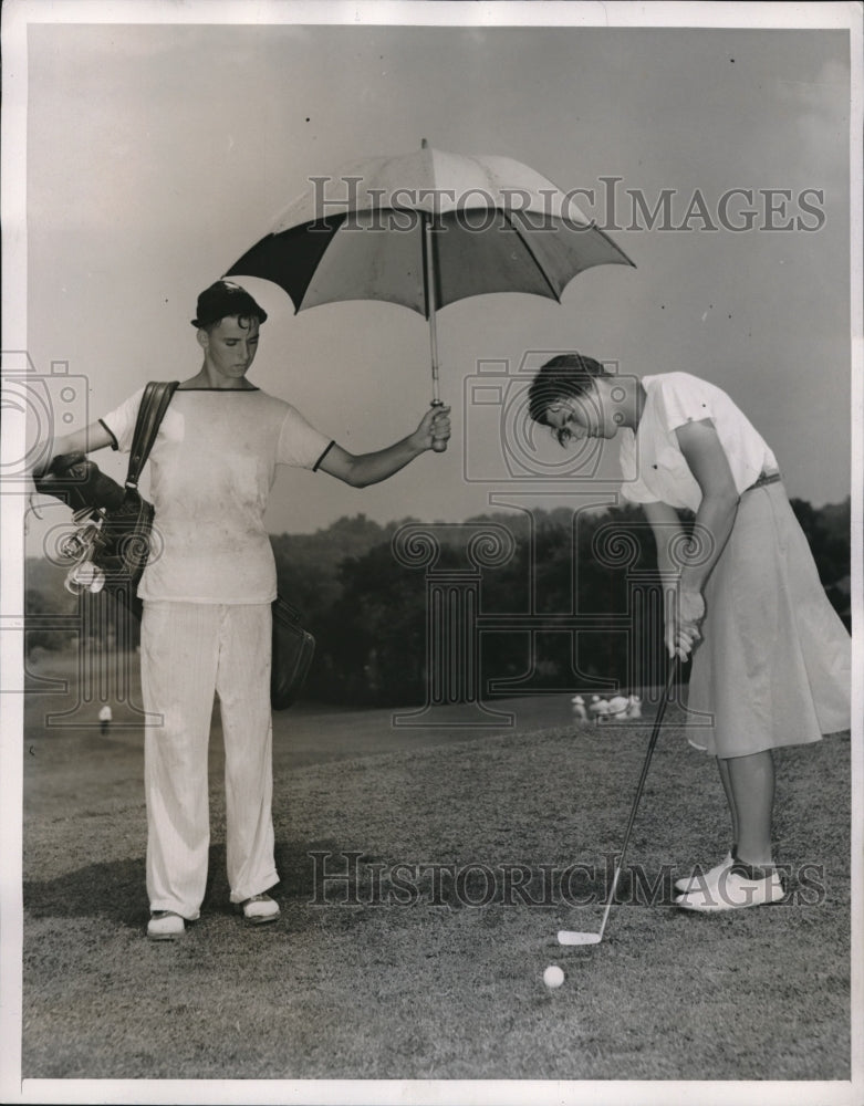 1939 Press Photo Golfer Beatrice Barrett on 18th Green in Rain - nes07971 - Historic Images