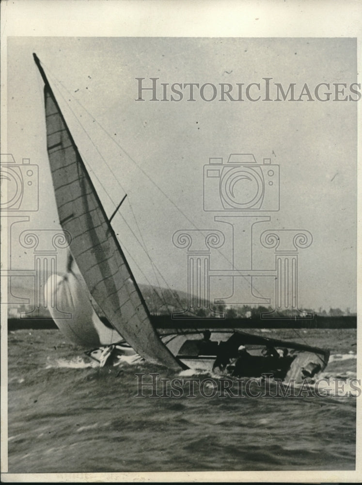 1931 Press Photo Baby Bird Yacht Tips, Red Stephens, Race, Suisun Bay California - Historic Images