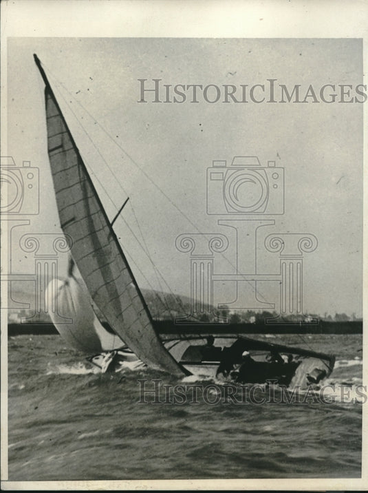 1931 Press Photo Baby Bird Yacht Tips, Red Stephens, Race, Suisun Bay California - Historic Images