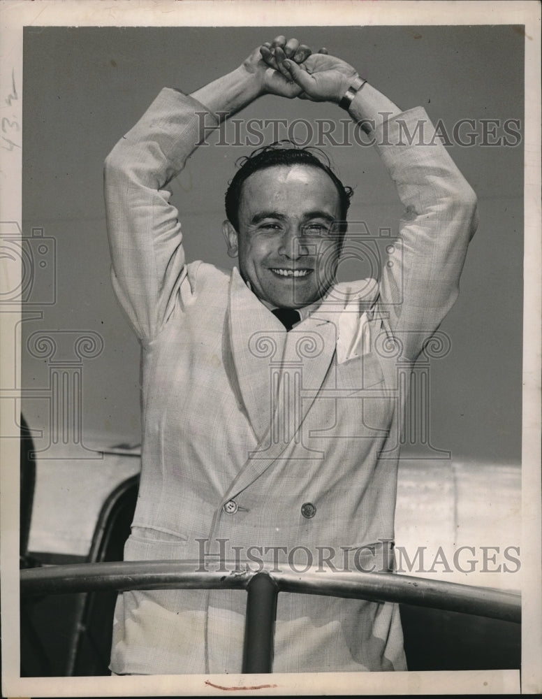 1949 Press Photo Argentine Boxer Alfredo Prada at New York Idlewild Airport - Historic Images