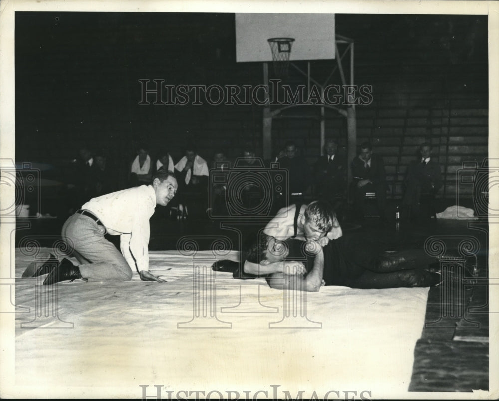 1935 Press Photo Maurice Levin, George Triede, Wrestling Match, Philadelphia - Historic Images