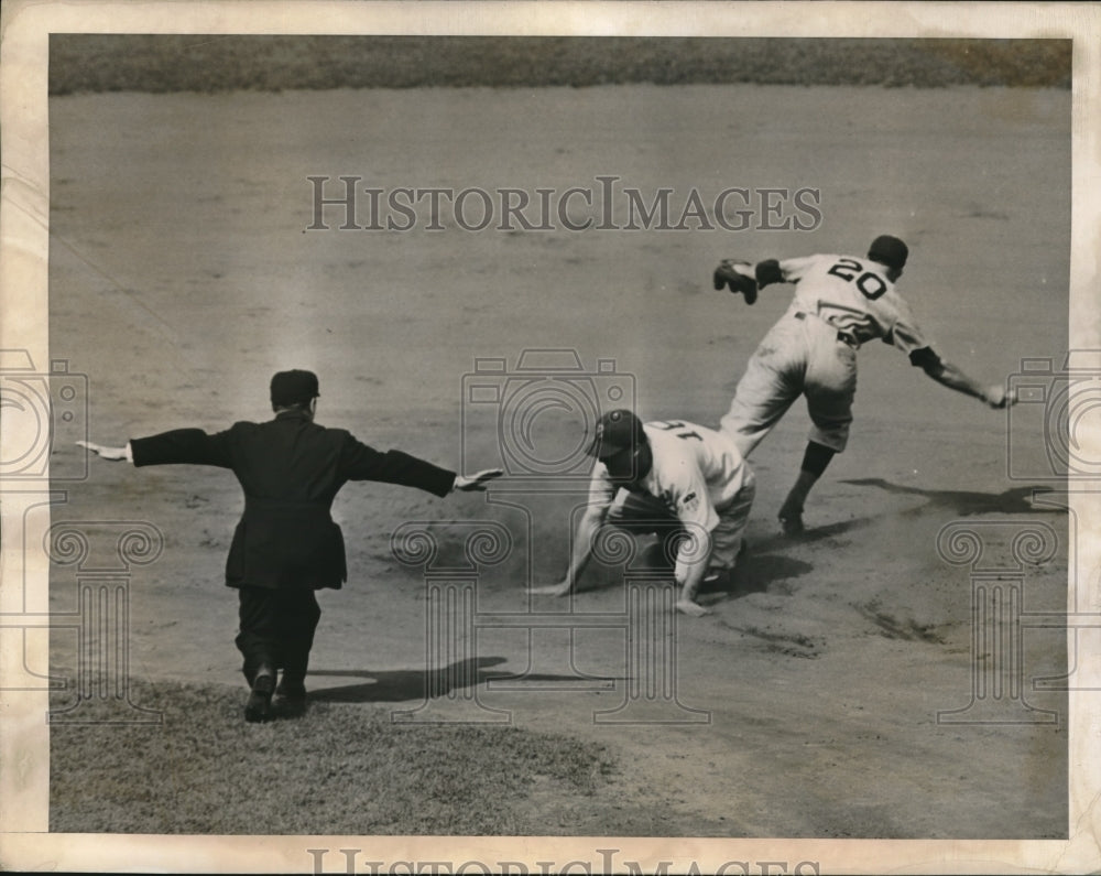 1943 Press Photo Billy Herman, Brooklyn Dodgers, Umpire Conlan, New York - Historic Images