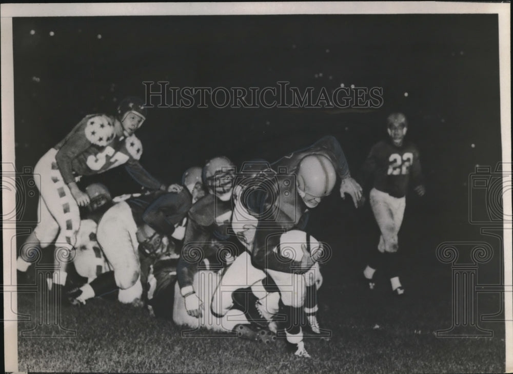 1953 Press Photo Football Player Running With the Ball in Game - nes08553 - Historic Images