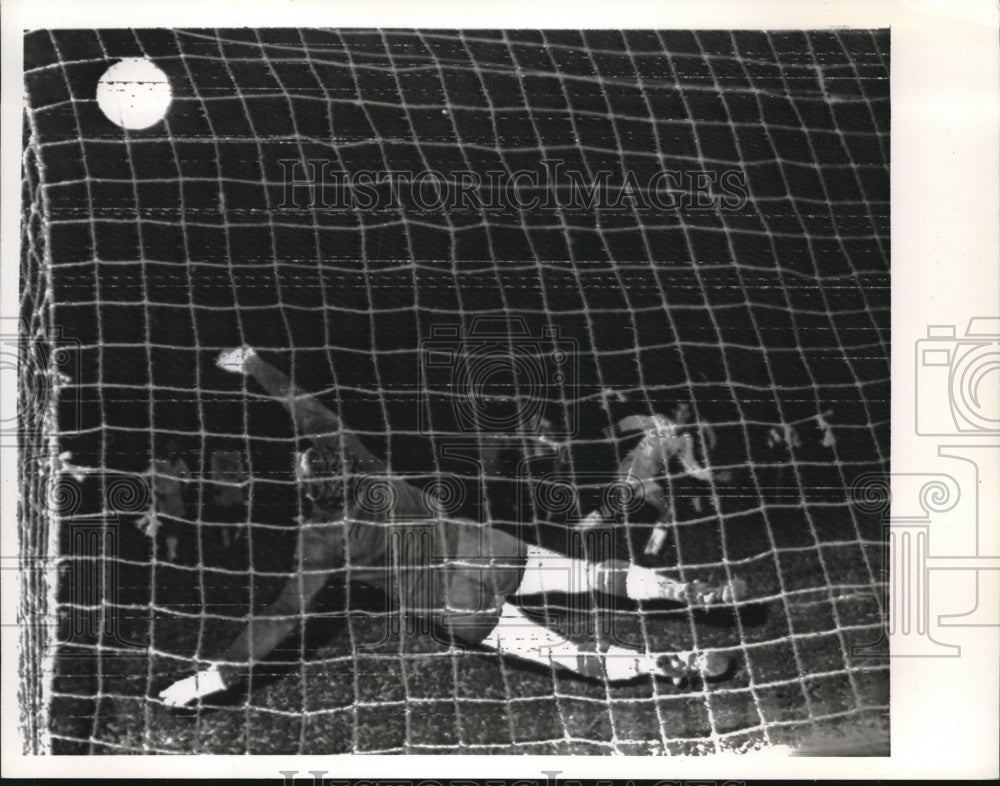 1964 Press Photo Carrizo, Argentine Goalie, Cup of Nations Soccer, Brazil - Historic Images