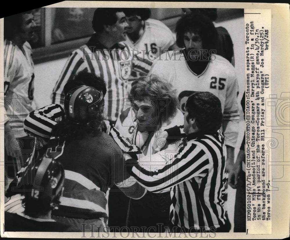 1974 Press Photo Mike Amodeo, Toronto Toros, Darryl Maggs, Chicago Cougars Fight - Historic Images