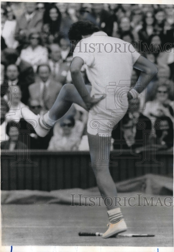 1970 Press Photo Clark Graebner Hit by Ball, Wimbledon Tennis Match, England - Historic Images