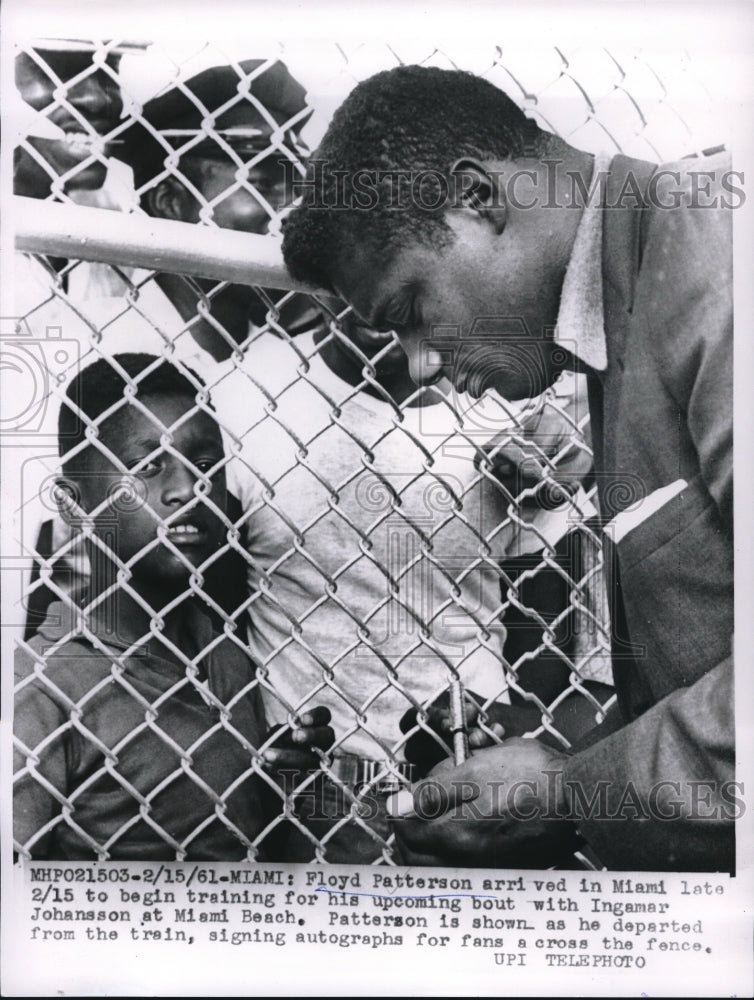 1961 Press Photo Boxer Floyd Patterson Signs Autographs, Miami Beach, Florida - Historic Images