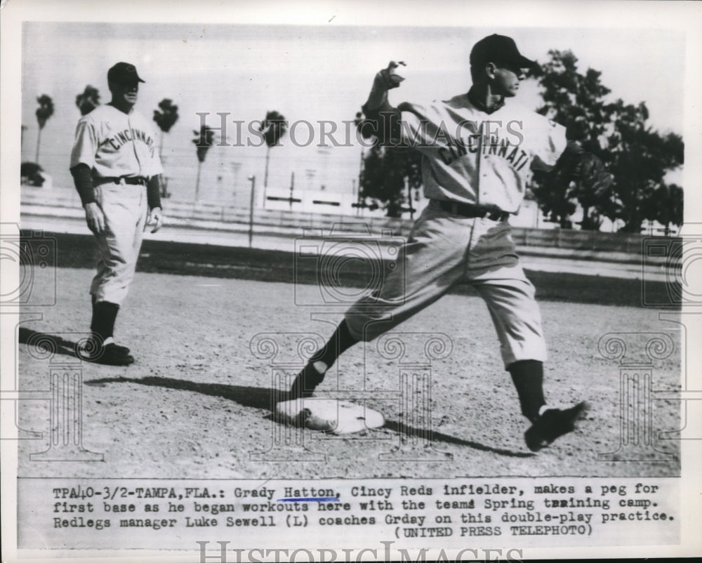 1952 Press Photo Grady Hatton, Luke Sewell, Cincinnati Reds Train, Tampa Florida - Historic Images