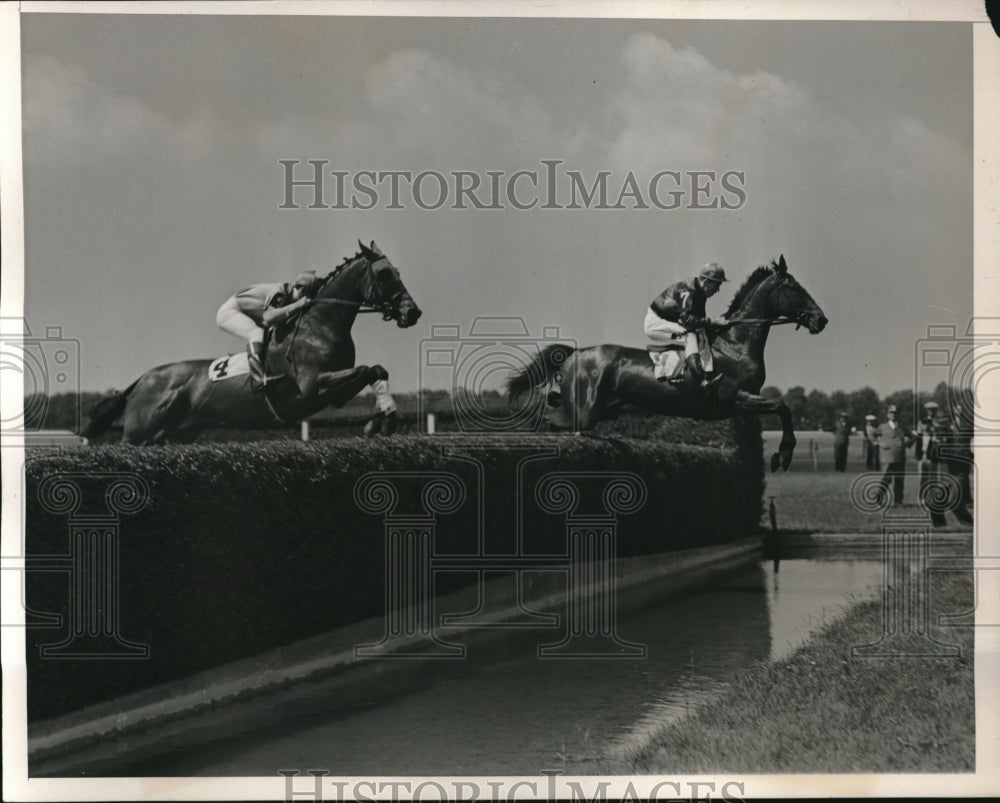 1938 Press Photo Santi Quaranti, Masked Knight, Caverton Steeplechase, Belmont - Historic Images