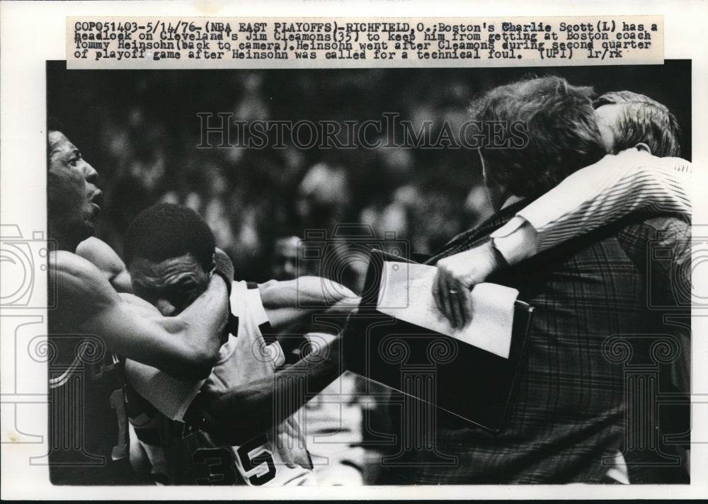 1976 Press Photo Charlie Scott, Boston, Jim Cleamons, Cleveland, NBA Playoffs - Historic Images
