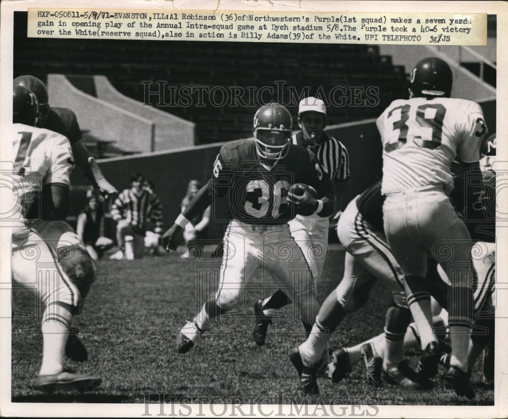 1971 Press Photo Al Robinson of Northwestern Purple make a seven yard gain. - Historic Images