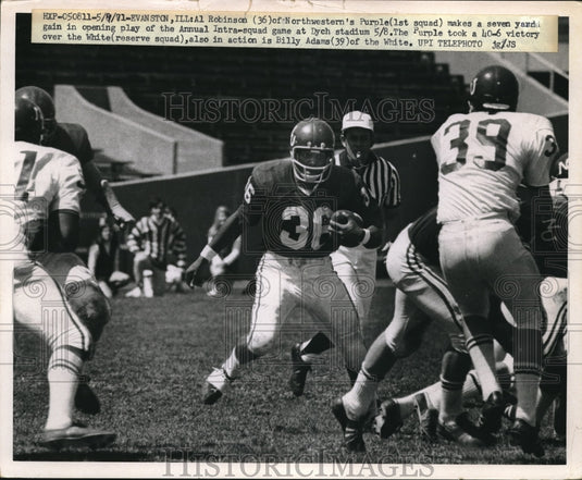 1971 Press Photo Al Robinson of Northwestern Purple make a seven yard gain. - Historic Images