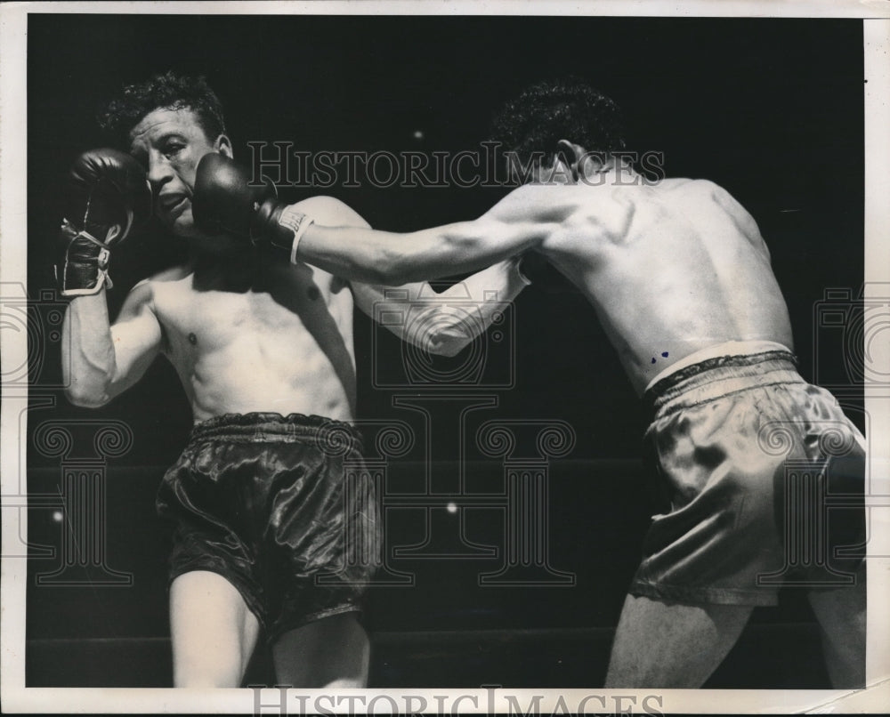 1946 Press Photo Tippy Larkin &amp; Nick Moran during rd 10 of Welterweight fight - Historic Images