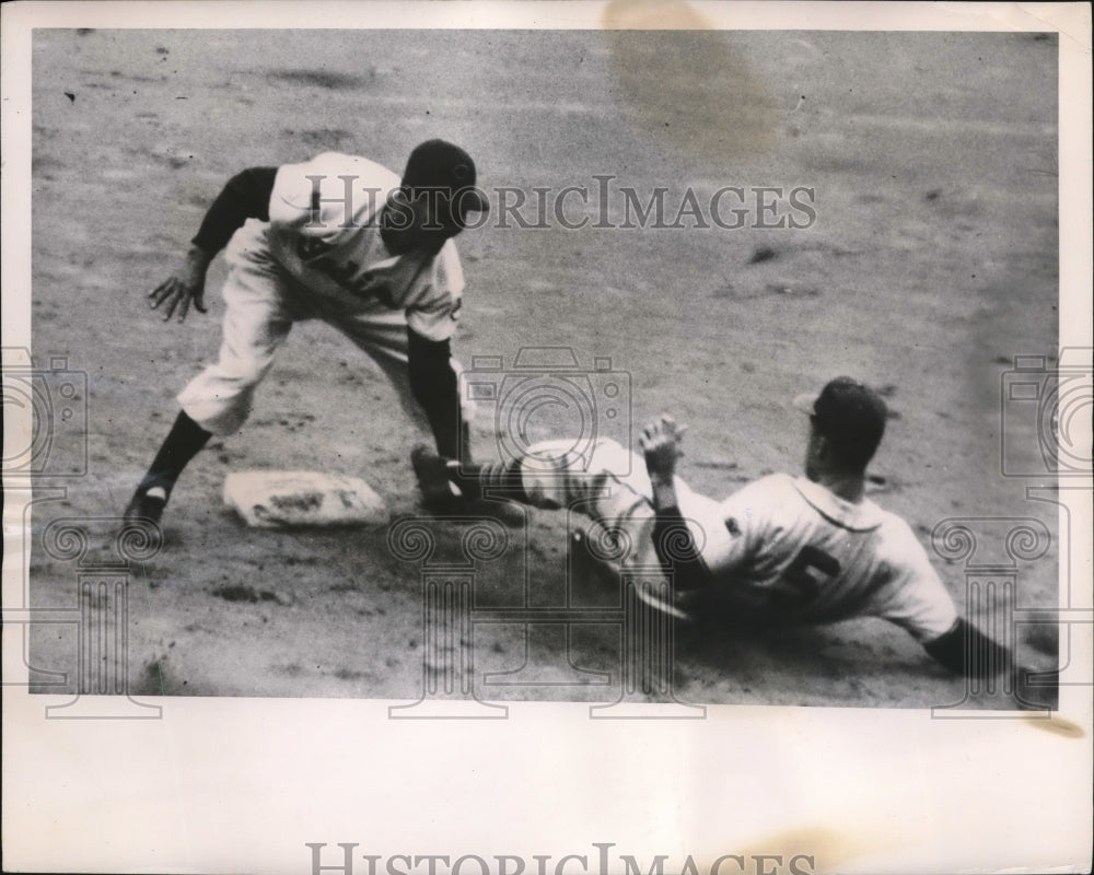 1951 Press Photo Robert Young & St. Louis Brown's 2nd Baseman Tagged At 2nd - Historic Images