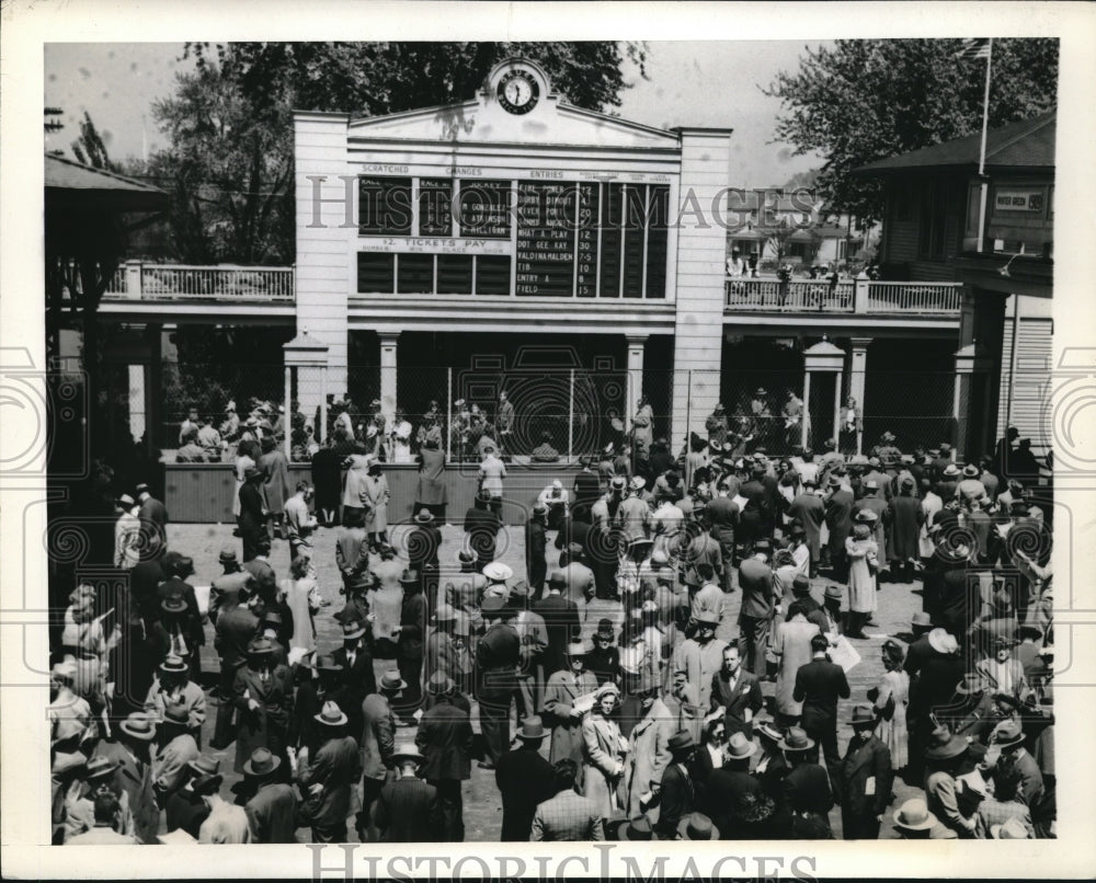 1943 Press Photo Kentucky derby fans - nes10534 - Historic Images