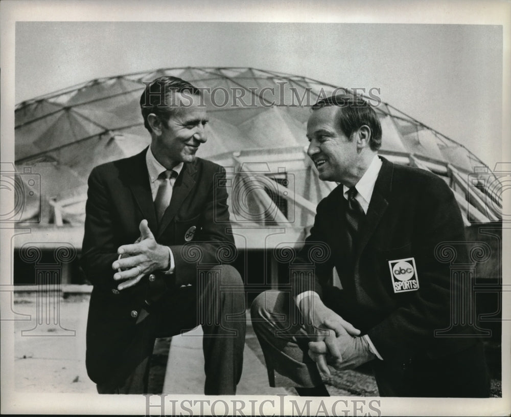 1968 Press Photo ABC Sports broadcaster posing in front of the coliseum - Historic Images