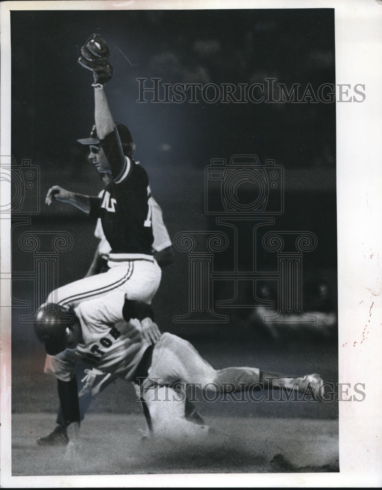 1977 Press Photo Fred Lynn of Boston Forced Out by Duane Kulper of Cleveland - Historic Images