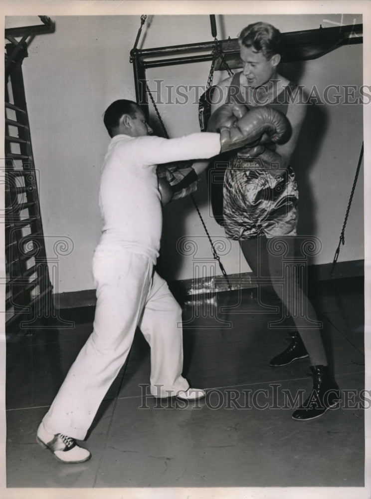 1936 Press Photo Tennis Star Lester Stoffen Spars With Artie McGovern - Historic Images