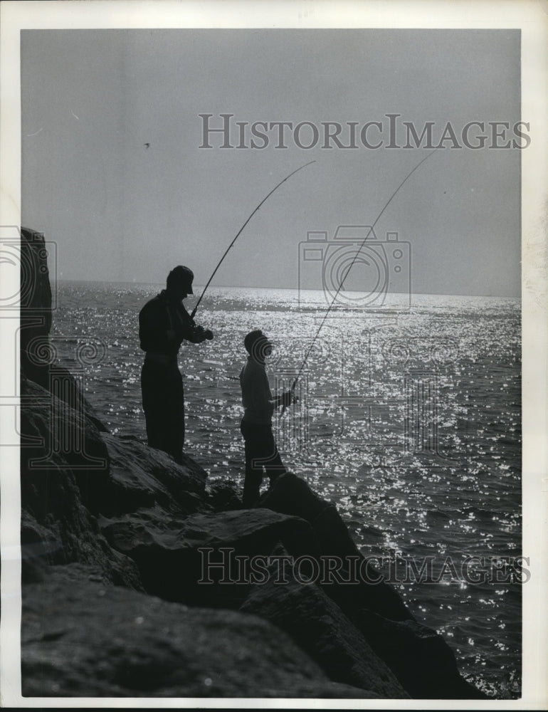 1963 Press Photo Two Fishermen In Warm Late Afternoon Sun Long Beach, California - Historic Images