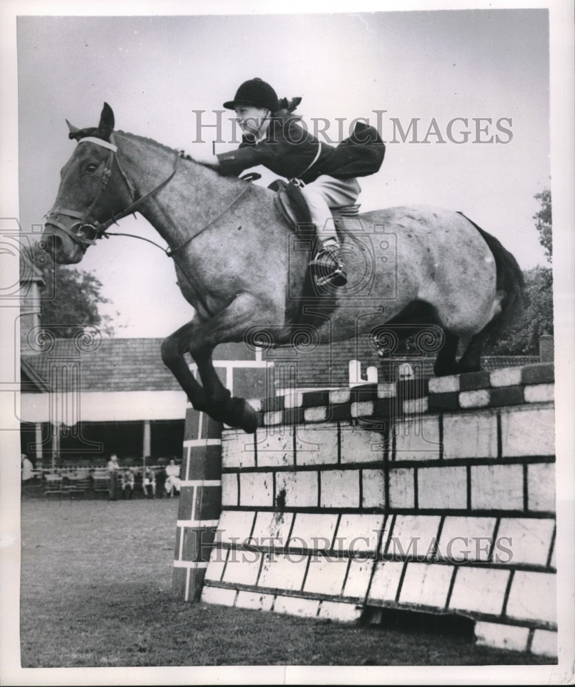 1952 Press Photo Pat Young showing her skills with the jumper. - nes10748 - Historic Images