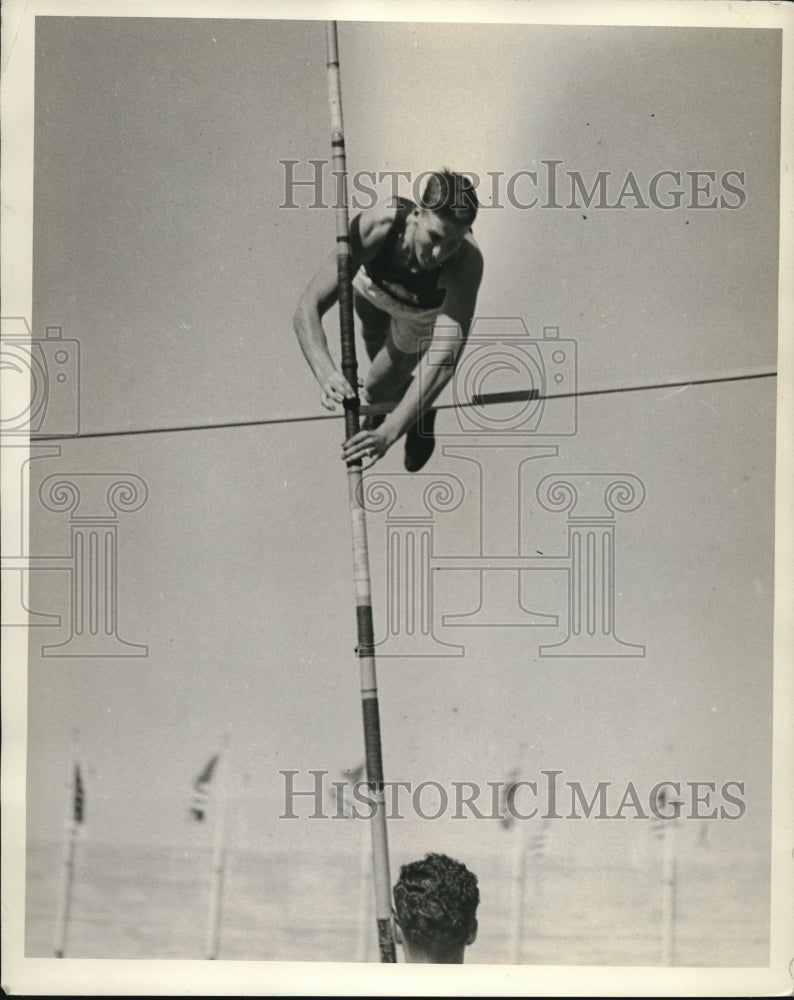 1928 Press Photo Jack Williams, vaulting 13 feet 3 inches for Olympic Games team - Historic Images