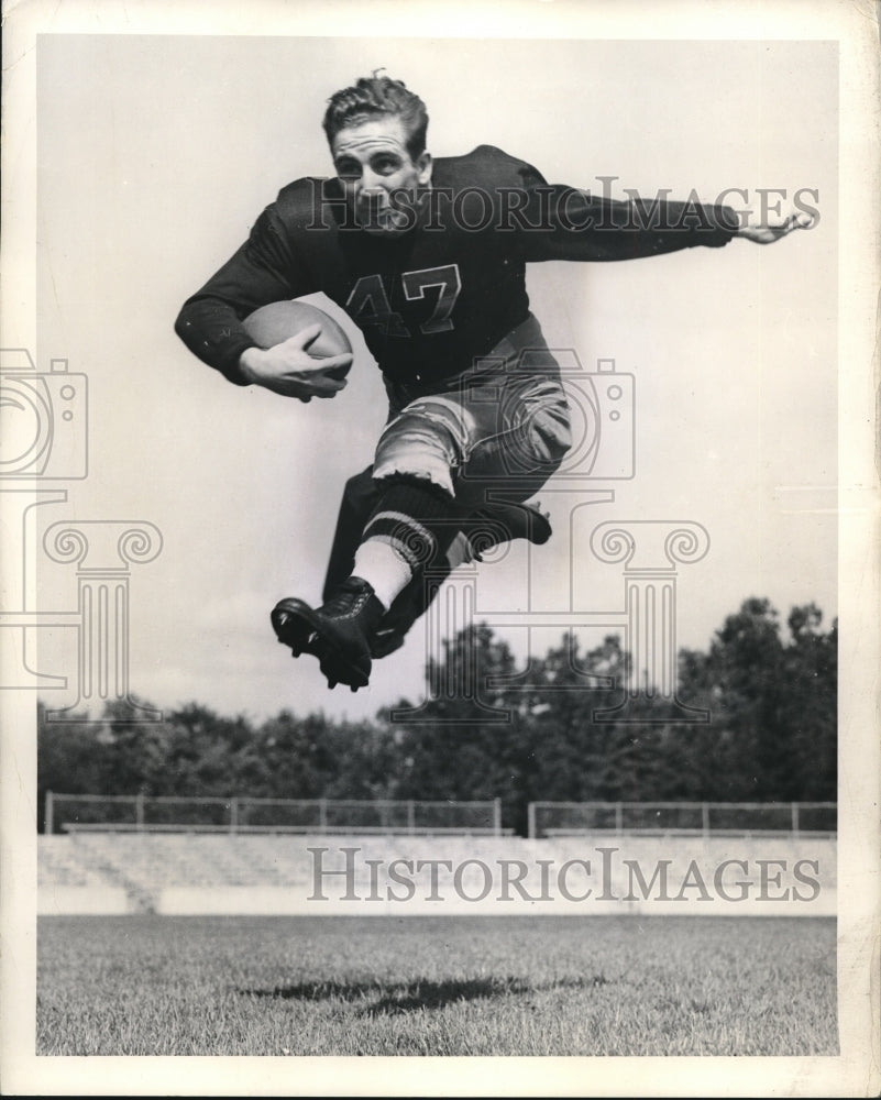 Press Photo Walter Pawlowski doing a right halfback. - nes10924 - Historic Images