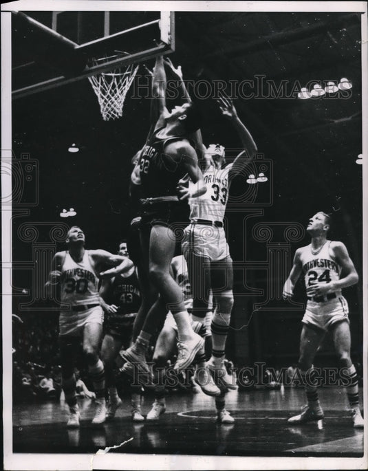 1961 Press Photo Michigan's Robert Brown and Northwestern Bill Woislaw battle - Historic Images