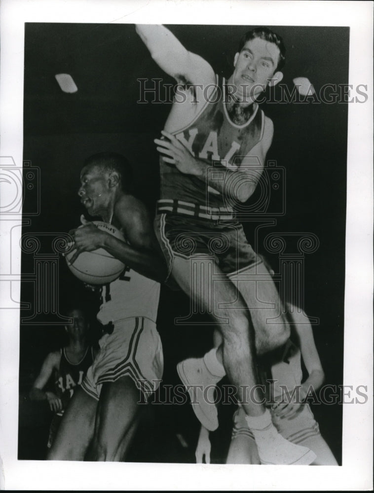1962 Press Photo Phil Dawkins, Purdue snatches from Dennis Lynch, Yale. - Historic Images