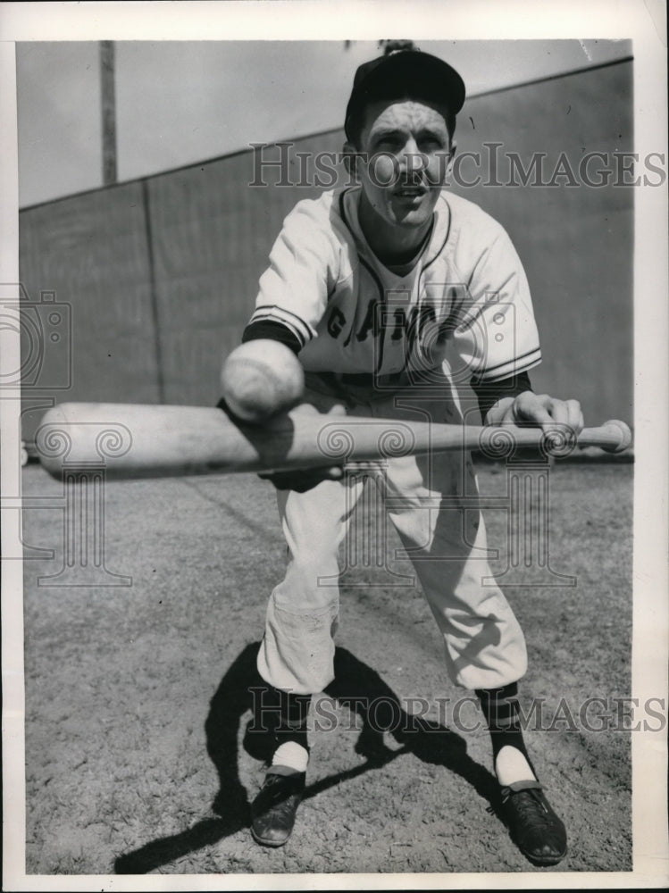 1949 Press Photo Les Layton made a trick shot during Giants Spring Training. - Historic Images