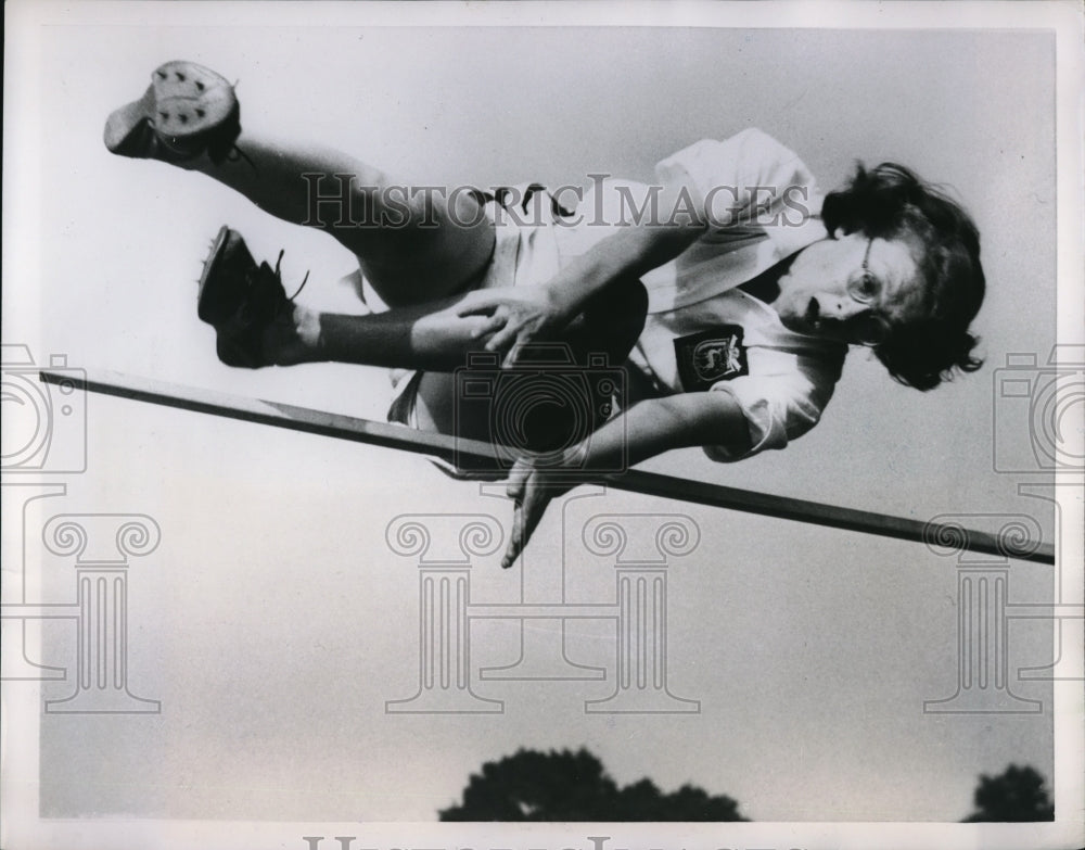 1951 Press Photo Jean Macleod clears the bar at five feet. - nes11068 - Historic Images