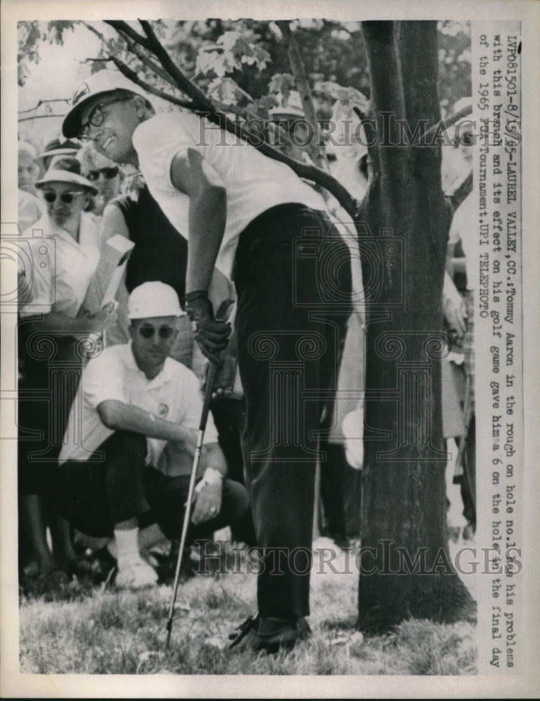 1965 Press Photo Golfer Tommy Aaron In Rough On Hole No 1 At PGA Tournament - Historic Images